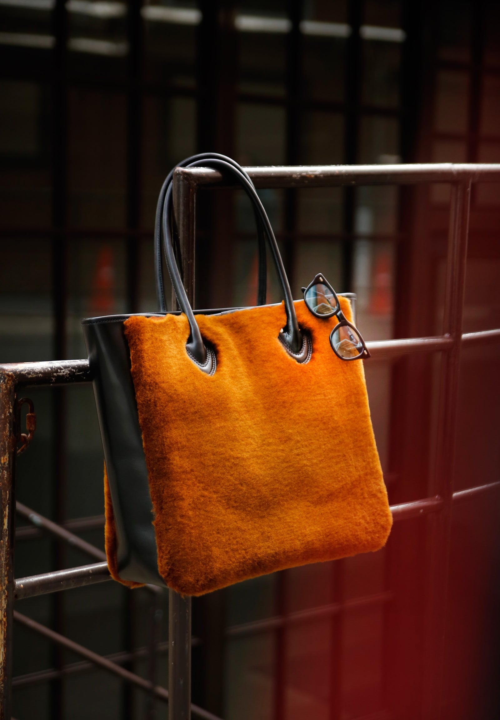 MOUTON LEATHER TOTE BAG / BROWN Gallery Image 1