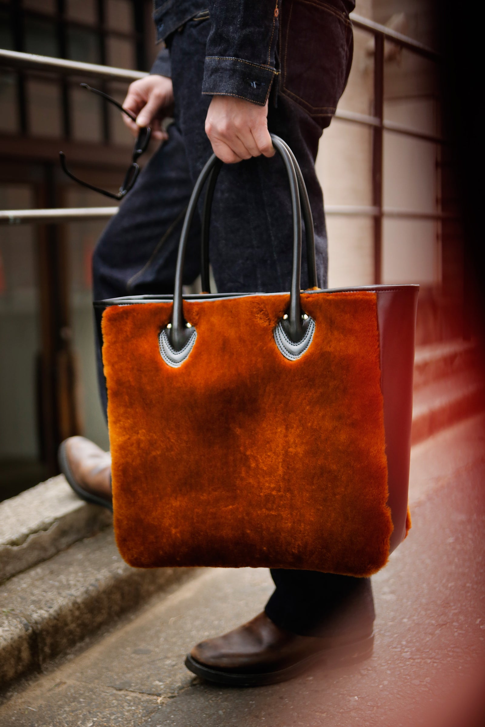 MOUTON LEATHER TOTE BAG / BROWN Gallery Image 2