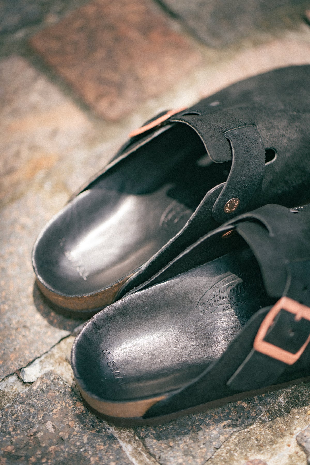 LEATHER FOOT-SUPPORT CLOGS Gallery Image