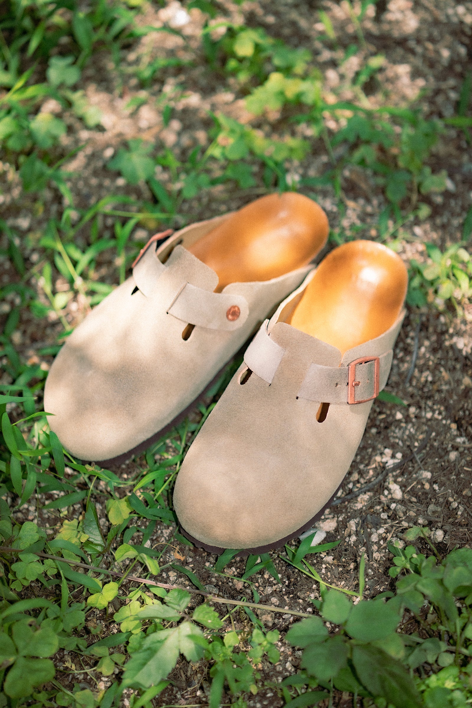 LEATHER FOOT-SUPPORT CLOGS Gallery Image 7