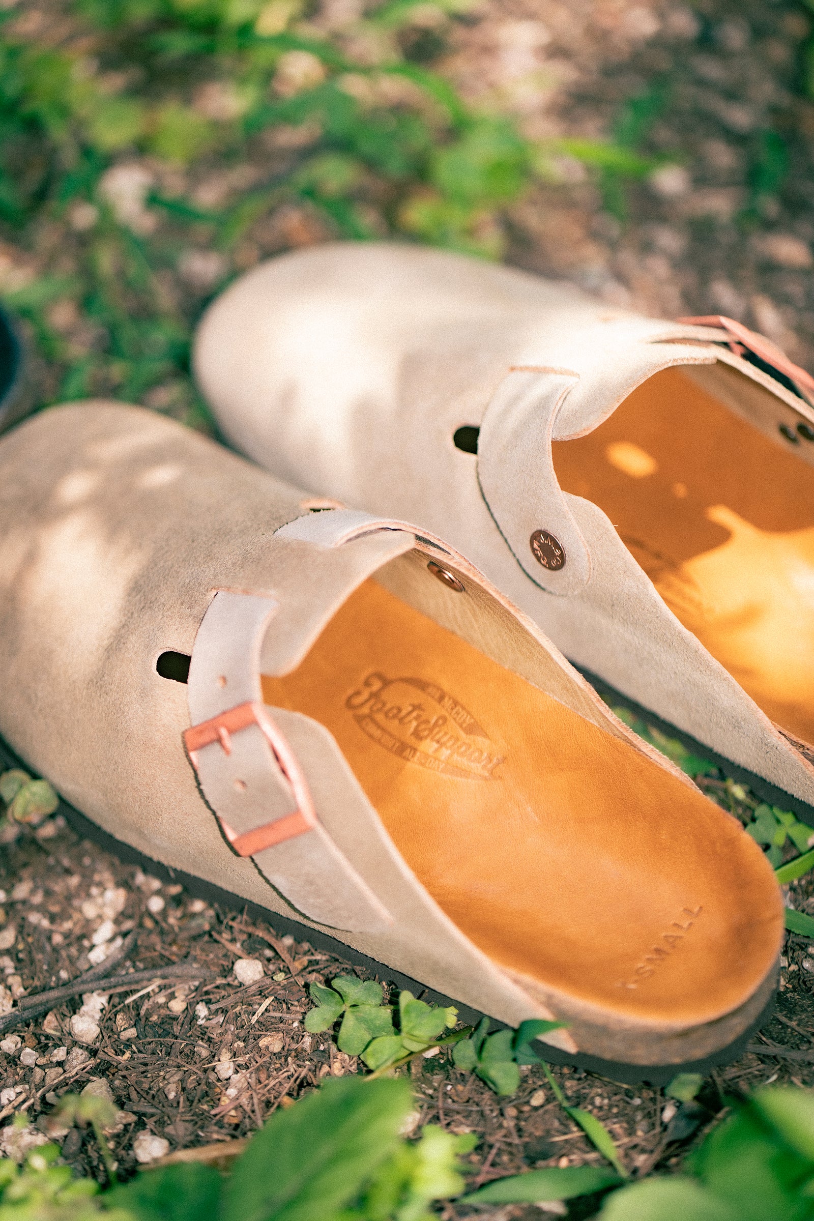 LEATHER FOOT-SUPPORT CLOGS Gallery Image