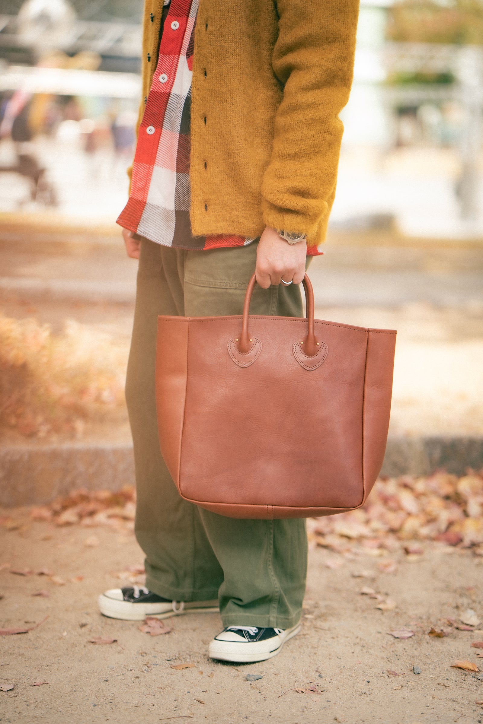 LEATHER TOTE HANDBAG Gallery Image 2