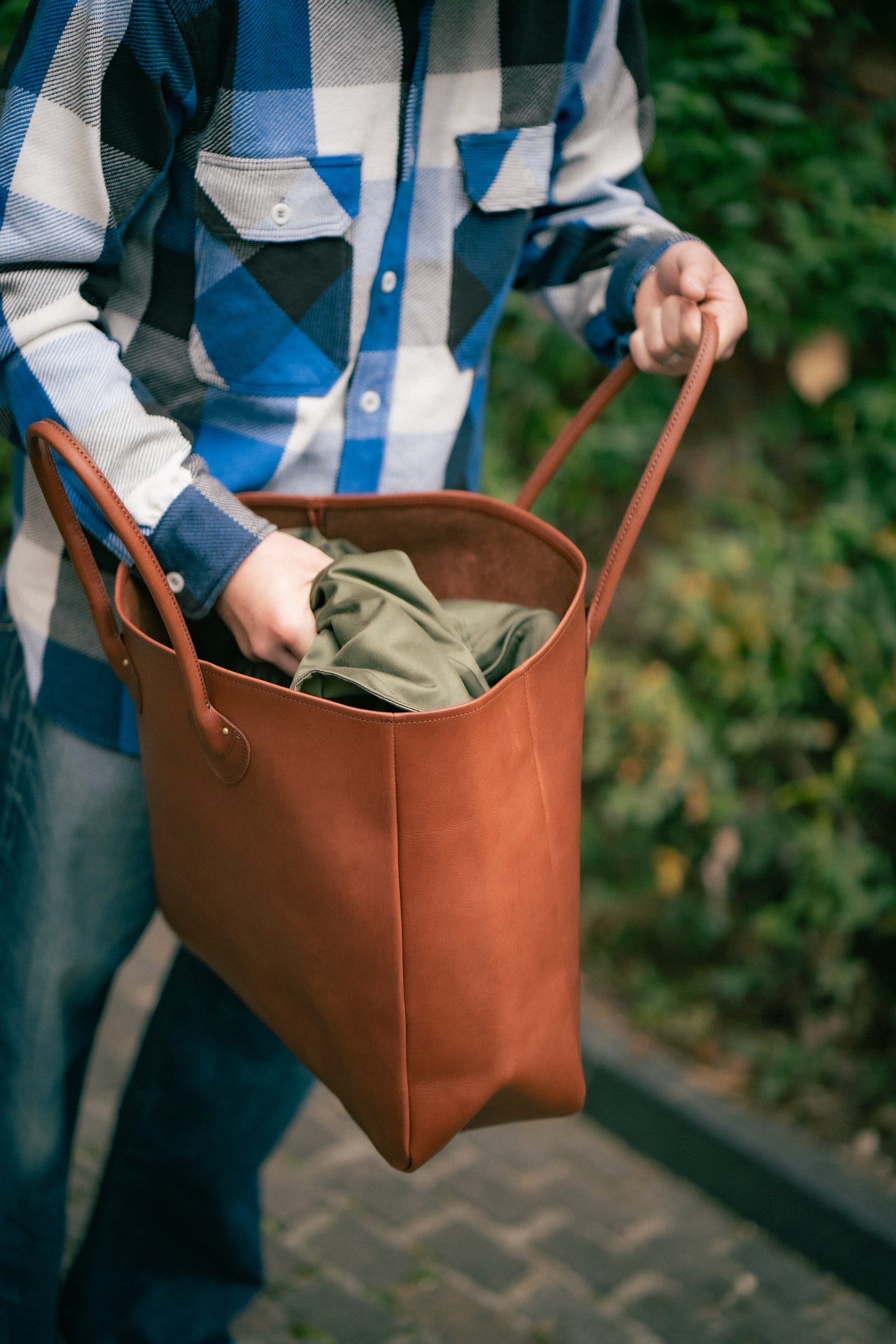 LEATHER TOTE SHOULDER-BAG Gallery Image 4