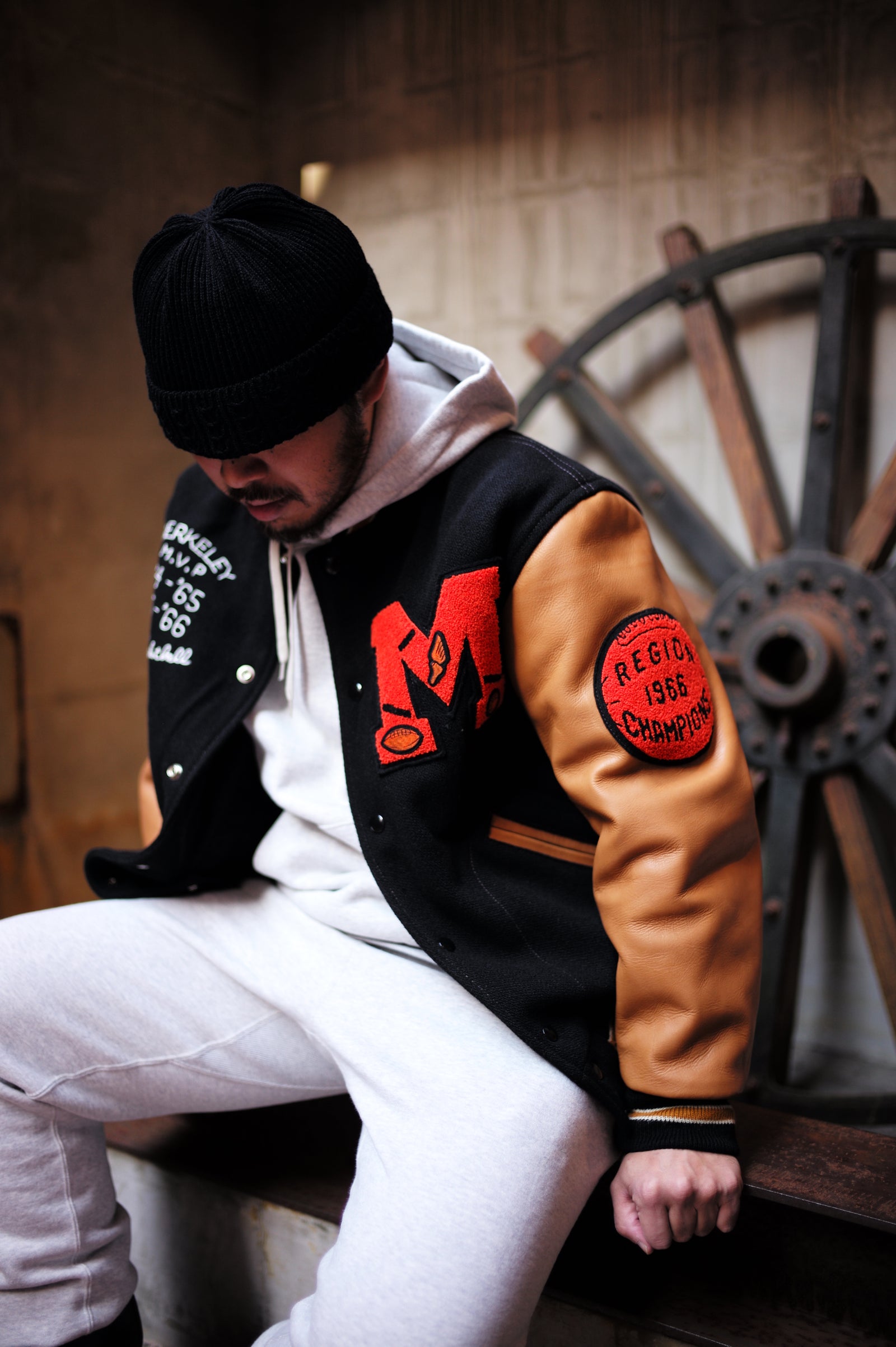 WOOL VARSITY JACKET / BULLDOGS Gallery Image 1