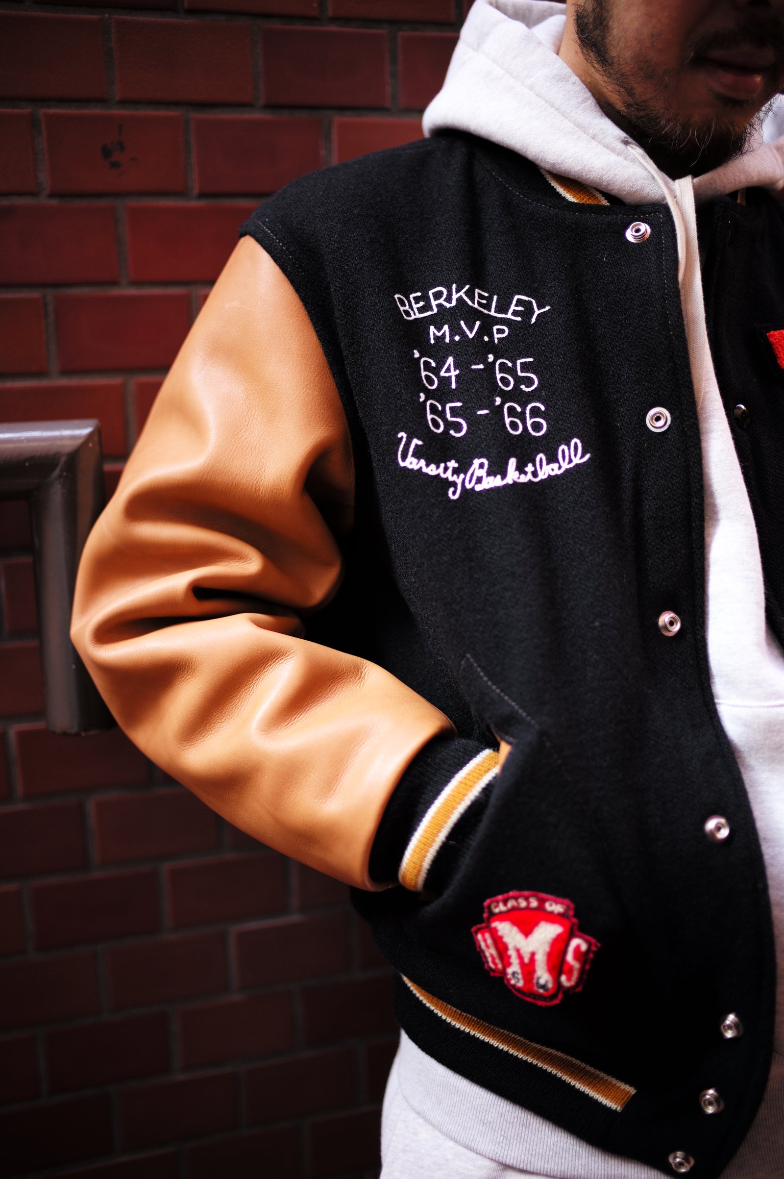 WOOL VARSITY JACKET / BULLDOGS Gallery Image 2