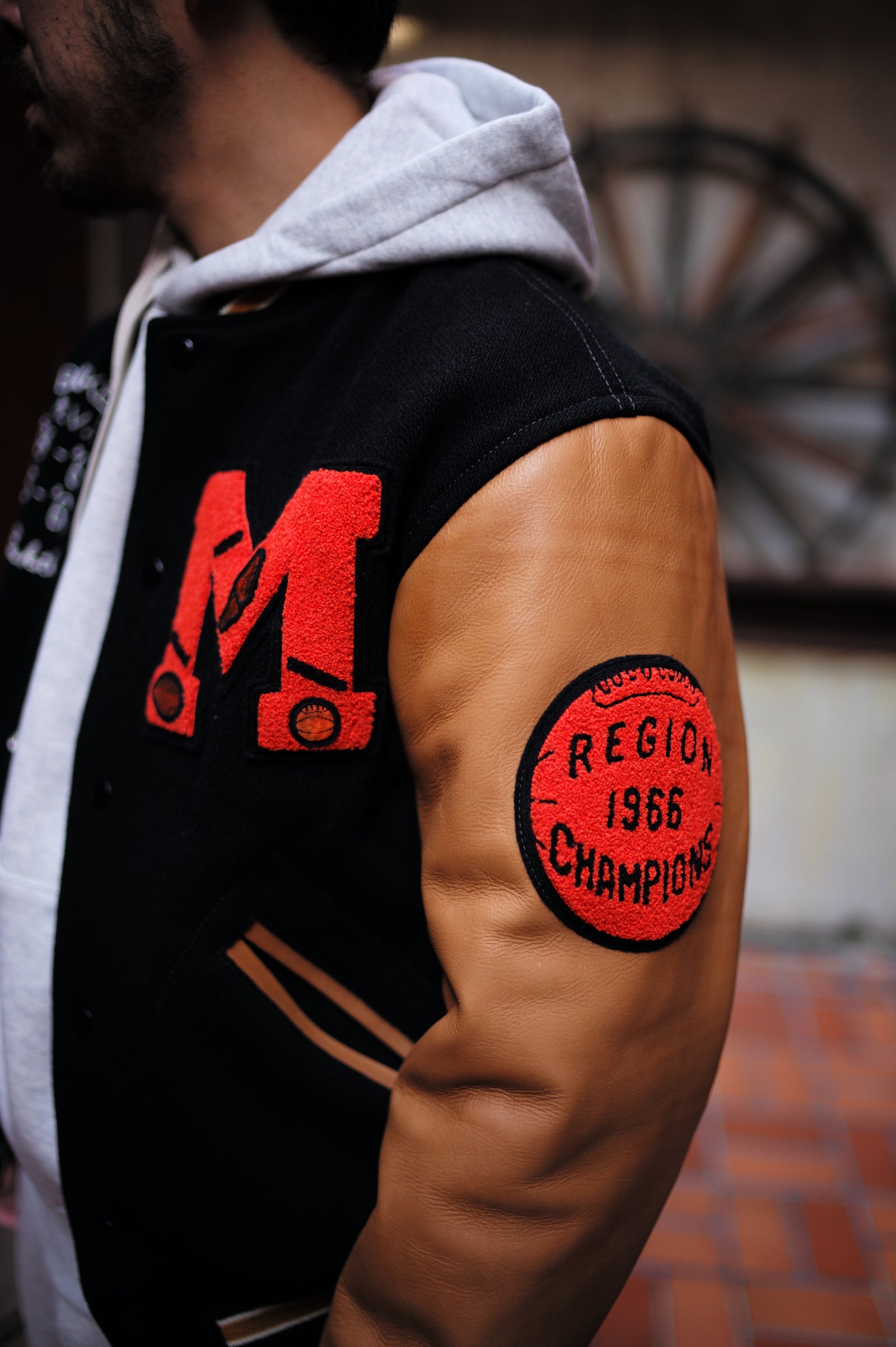 WOOL VARSITY JACKET / BULLDOGS Gallery Image 3