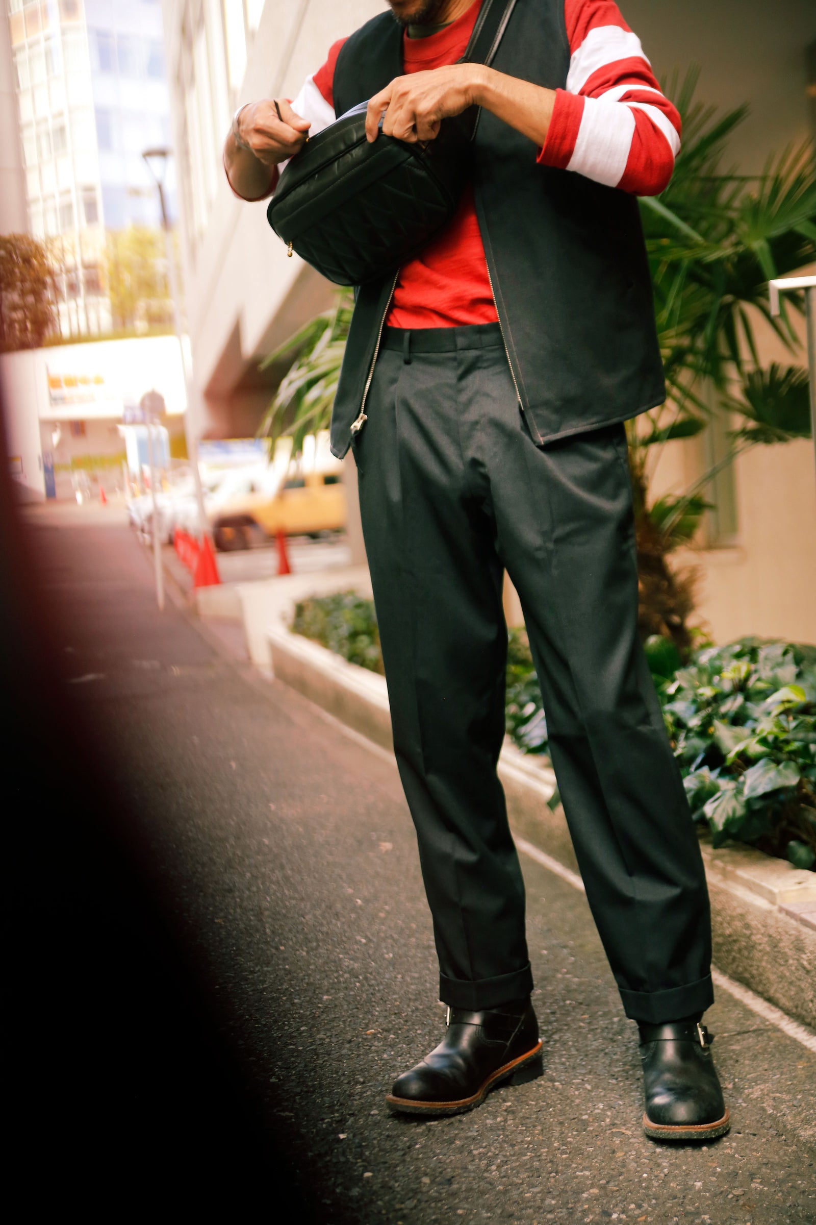 SINGLE-PLEAT WOOL TROUSERS Gallery Image 4