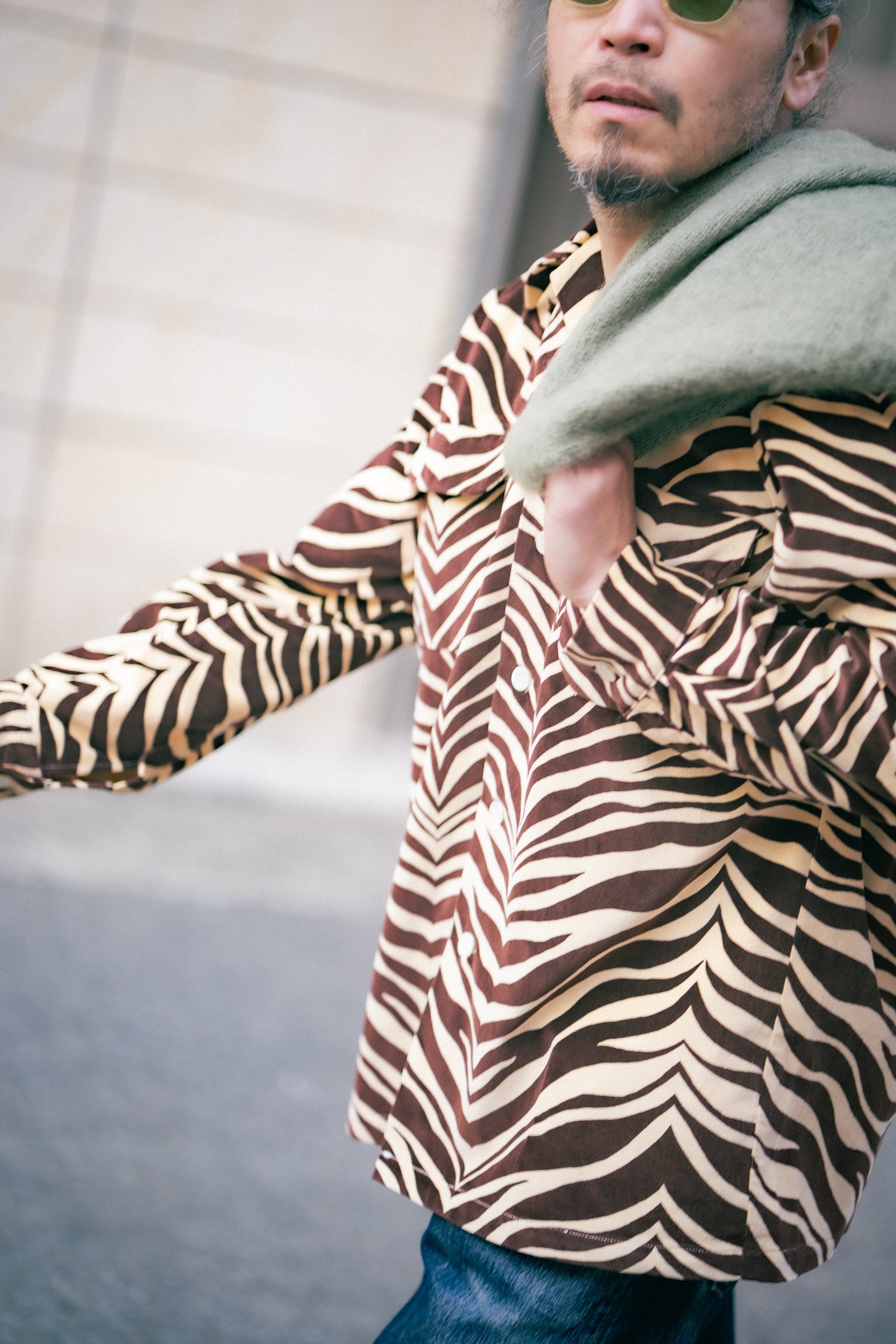 PRINTED VELOUR OPEN-COLLAR SHIRT / ZEBRA Gallery Image 3