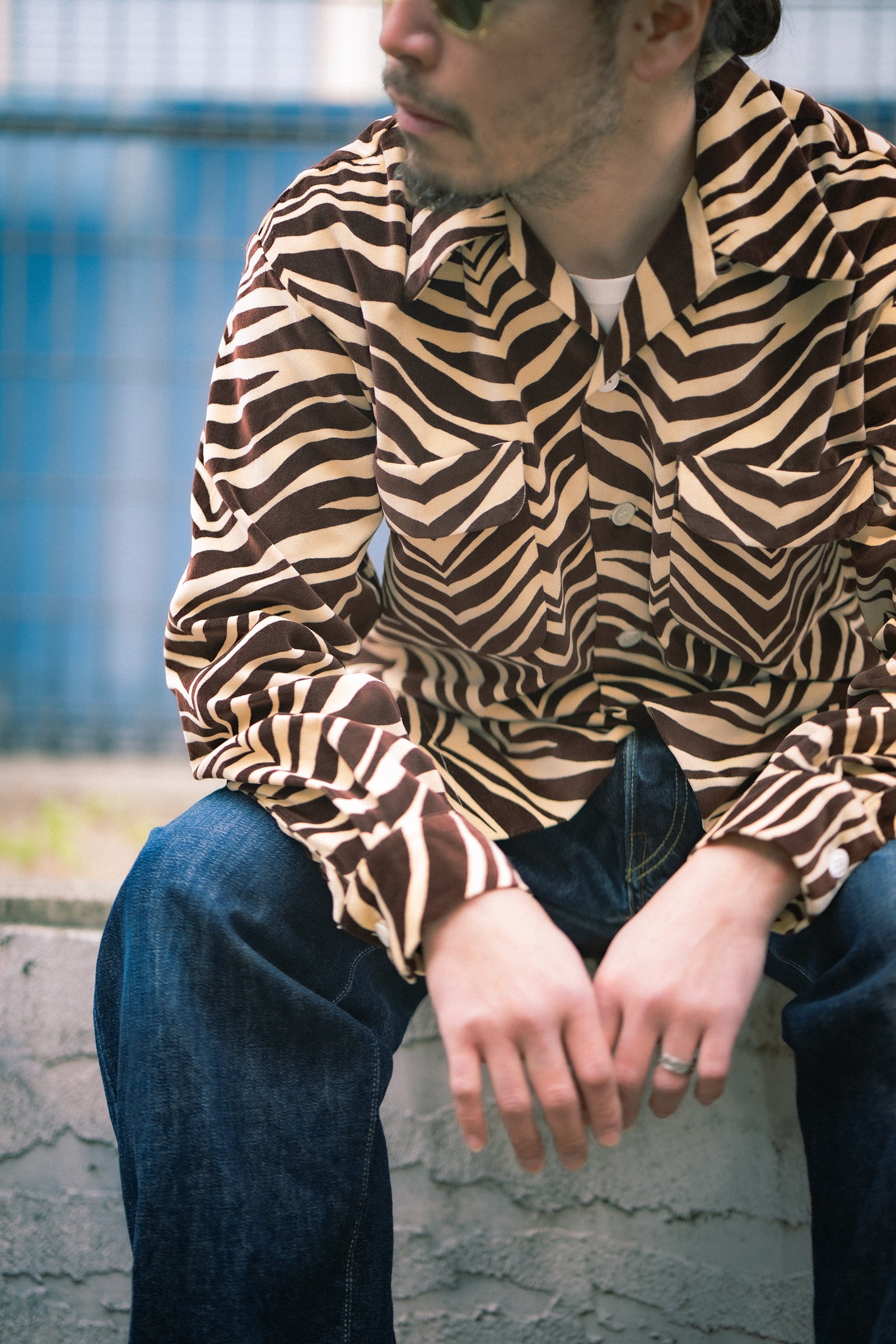 PRINTED VELOUR OPEN-COLLAR SHIRT / ZEBRA Gallery Image 4